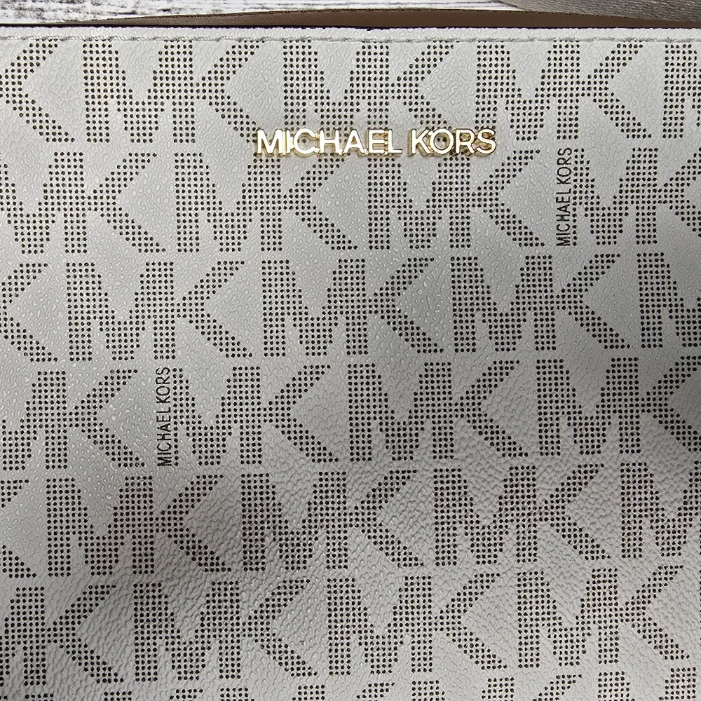 Michael Kors Jet Set Crossbody Purse with Logo Strap NWT - Picture 3 of 7